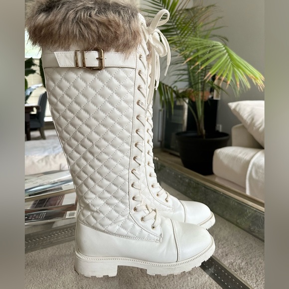 White fur boots. flat boots - Picture 1 of 6